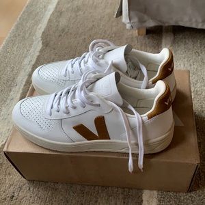 Veja V-10 sneaker NWT